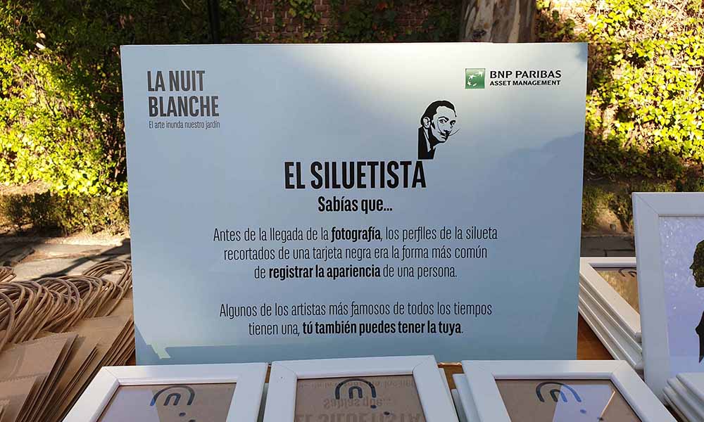 Siluetista en evento BNP Paribas Nuit Blanche — arte en directo como entretenimiento corporativo
