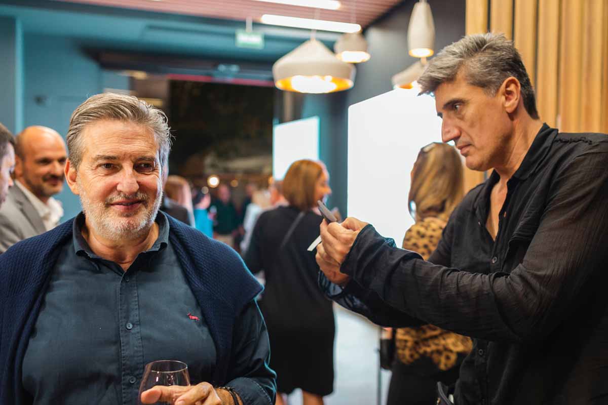 Siluetista profesional recortando retratos en directo como entretenimiento para evento corporativo