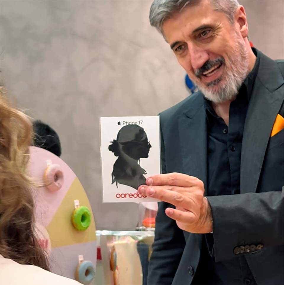 Siluetista en activación de marca — retratos de silueta personalizados en lanzamiento de producto