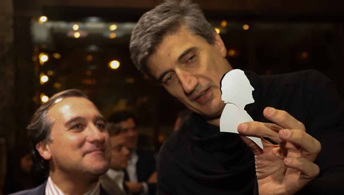 Retrato de silueta personalizado con branding corporativo — siluetista para ferias y activaciones de marca