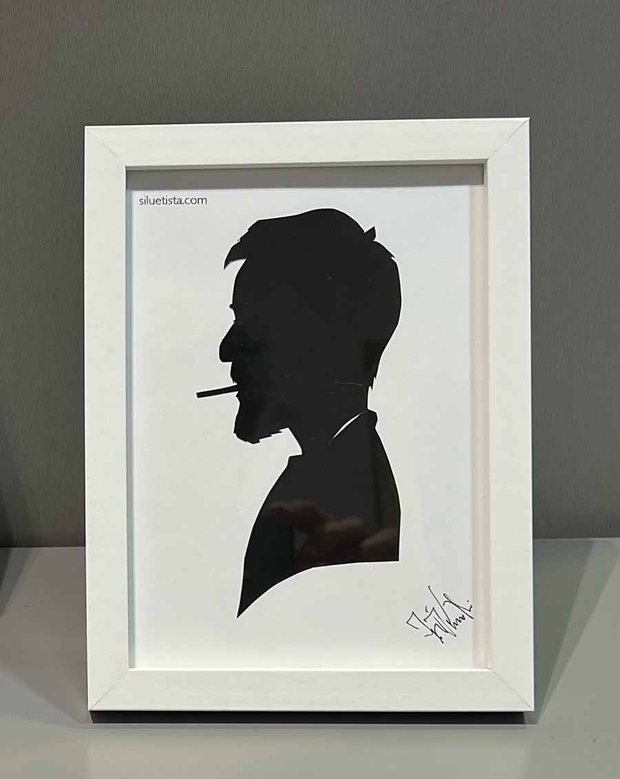 Silueta recortada a mano enmarcada — recuerdo artístico único para invitados de boda